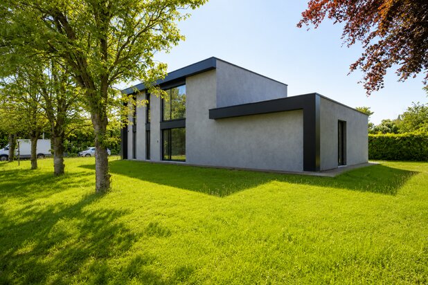 Modernistische woning met 4 slaapkamers en tuin te Drongen