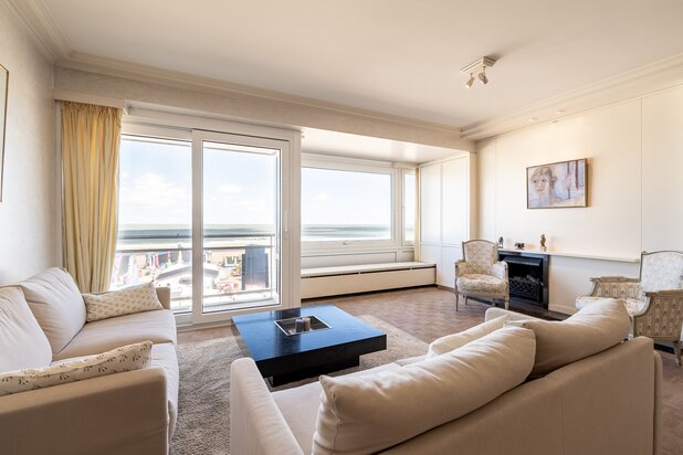 Appartement met frontaal zeezicht in het Zoute. 