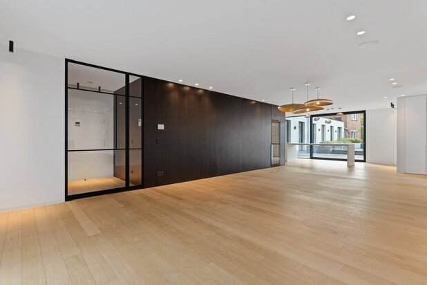Appartement de design exclusif de 222 m² avec de généreuses terrasses et des finitions haut de gamme à Hasselt.