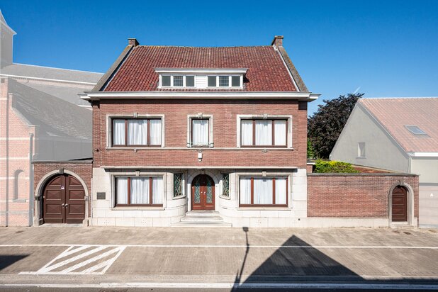 **** Burgerwoning met véél commerciële ruimte & mogelijkheden ... ideaal voor zelfstandige activiteit + wonen in het centrum ****