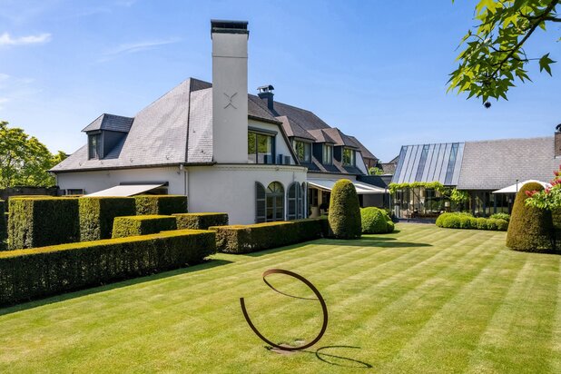 Villa met zwembad, vijver, polyval. ruimte + garage.