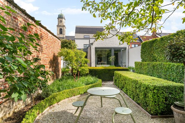 Knappe woning met praktijk door de hand van Juliaan Lampens