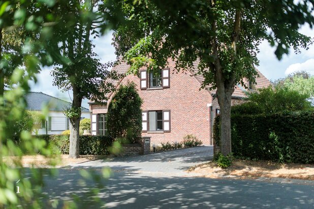 Charmante woning in een residentiële straat nabij de dorpskern