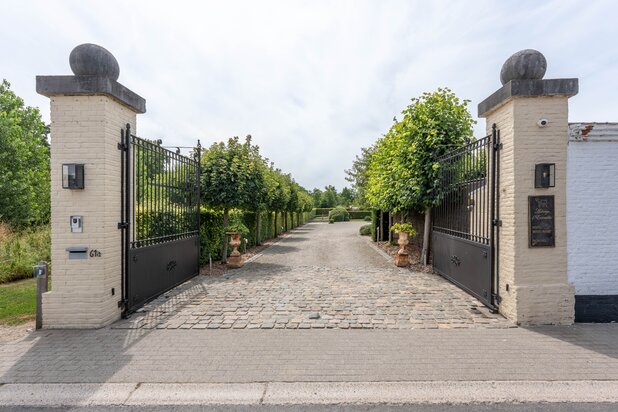 Karaktervol hotel-restaurant met privéwoning op een toplocatie te Kluisbergen