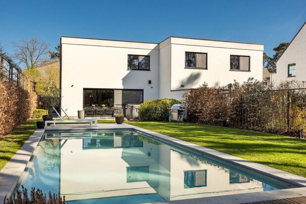 Recente halfopen BEN-woning met zwembad