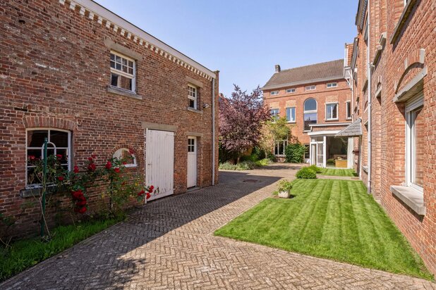 Authentieke herenwoning op een uitzonderijk perceel met loods en garage
