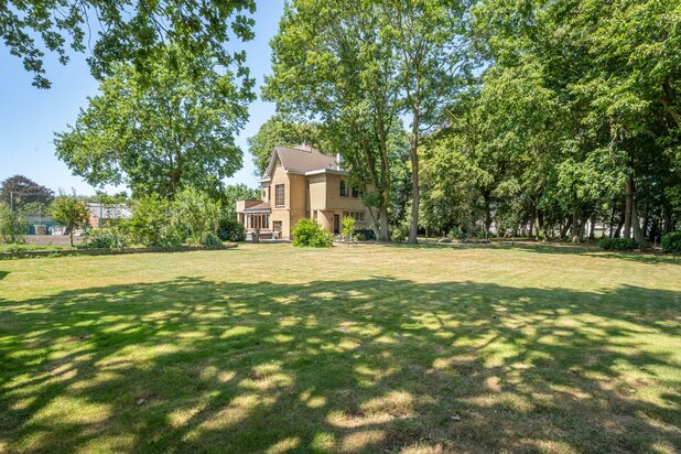 Karaktervolle villa op uitzonderlijk parkdomein van 67 are met ontwikkelingspotentieel vlakbij Gent
