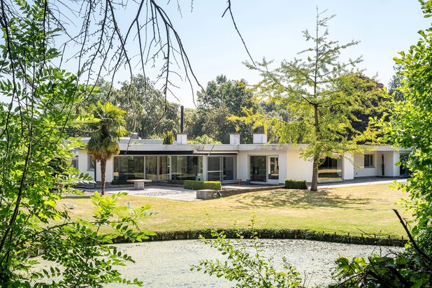 Karaktervolle seventies villa met ruime tuin op toplocatie aan de Ganzeplas