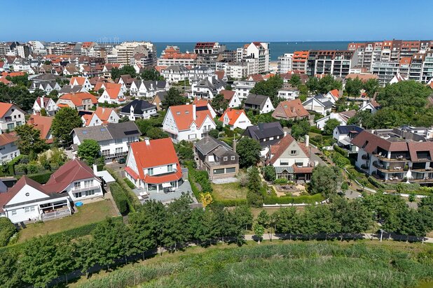 Te renoveren villa met frontaal zicht op het Zegemeer Knokke.