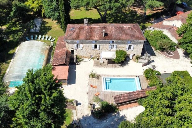 Domaine touristique de charme du 18eme ( 1765 ) en pierre a