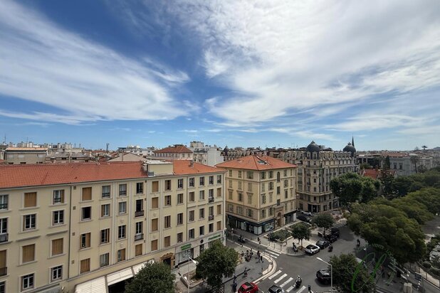 NICE BOULEVARD VICTOR HUGO DERNIER ÉTAGE AVEC TERRASSE