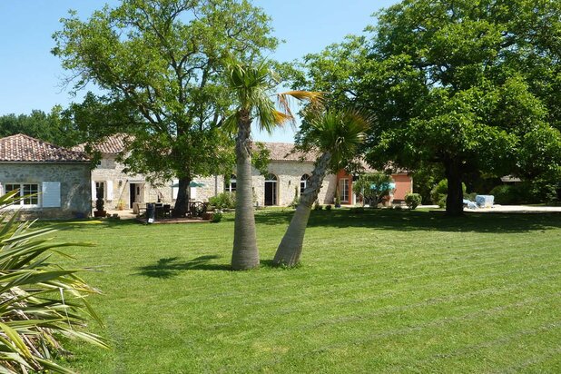 Maison avec piscine intérieure et terrasses et splendide vue