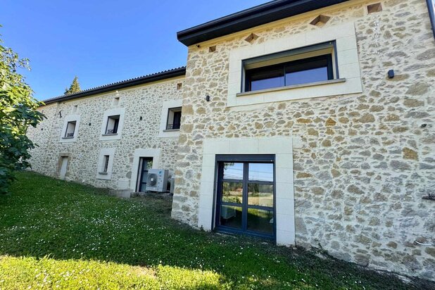 MAISON EN PIERRE AVEC BEAUCOUP DE CHARME A 10 KMS DE CASTELN