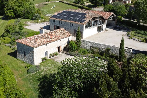 Propriété comprenant une maison , un gite , un garage atelie
