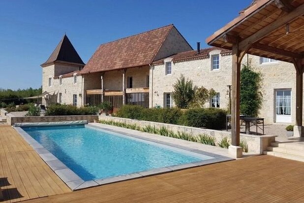 Propriété de caractère entièrement rénovée avec 2 maisons d'