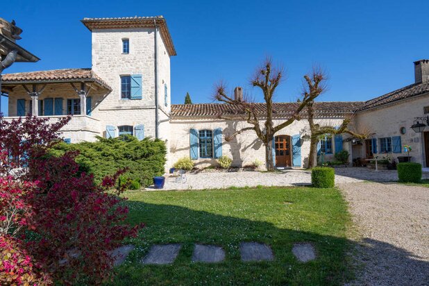 Propriété quercynoise comprenant une maison principale, une