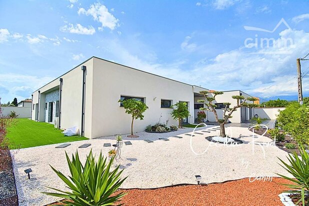 Maison à vendre à Llupia – 7 pièces – 3 chambres – 259 m²
