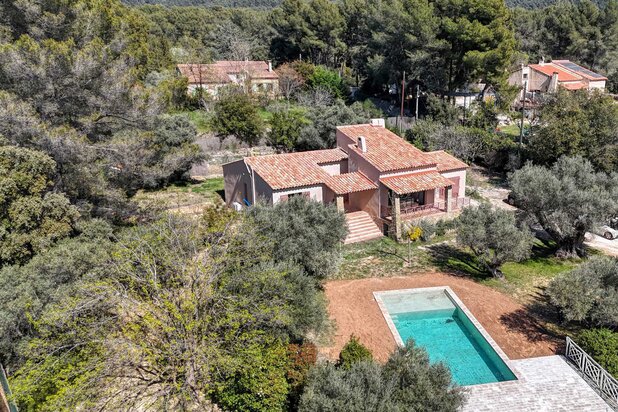 Villa T5 de plain-pied rénovée avec piscine & garage - Le Be