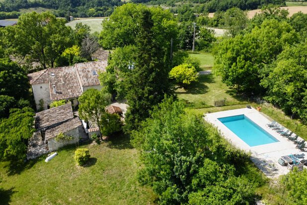 Ensemble de prestige en pierre sur 1,2 hectare avec piscine