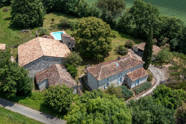 Propriété authentique à la campagne avec dépendances et pisc