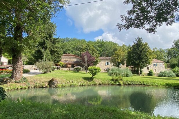 Propriété rurale avec 3 maisons, atelier dans 15 ha de natur