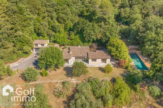 Villa de charme en pierre  plain-pied  300 m²  Terrain 1.7 ha  Piscine balinaise