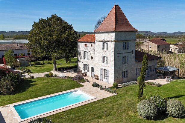 Maison en pierre de charme avec piscine au coeur des vergers 