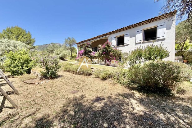 Maison avec garage sur grand terrain 