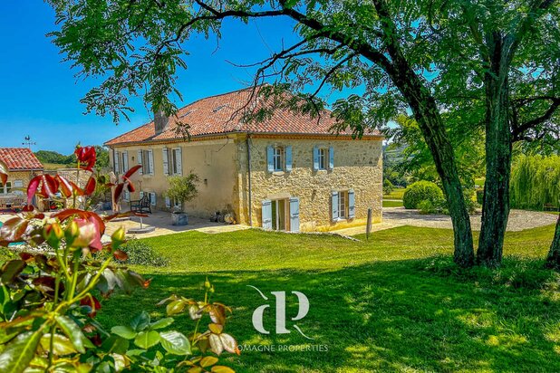Maison en pierre sur 4 hectares de prairies de fleurs sauvag