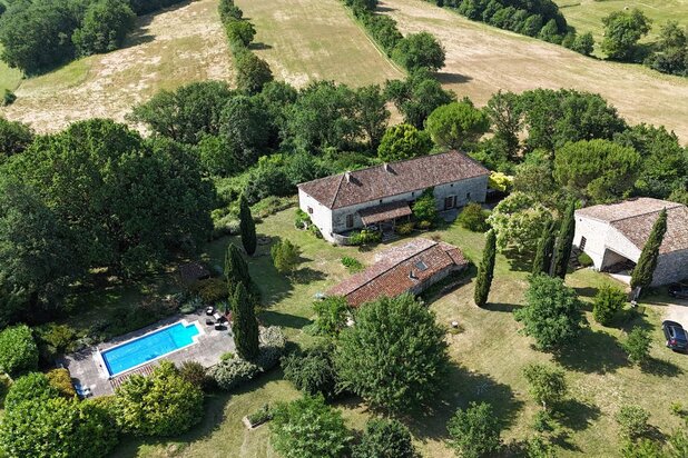Propriété authentique avec maison d'amis, piscine, source et