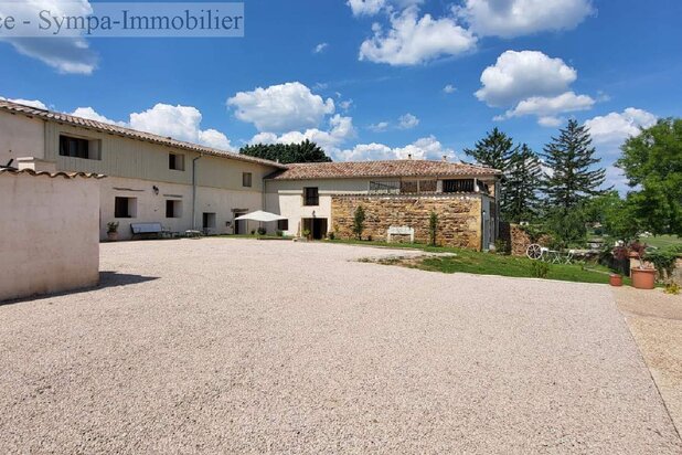 Chambres d hotes ou gite Vente à ST AMOUR BELLEVUE – 8 pièces – 4 salles de bain – 1 500 m² terrain
