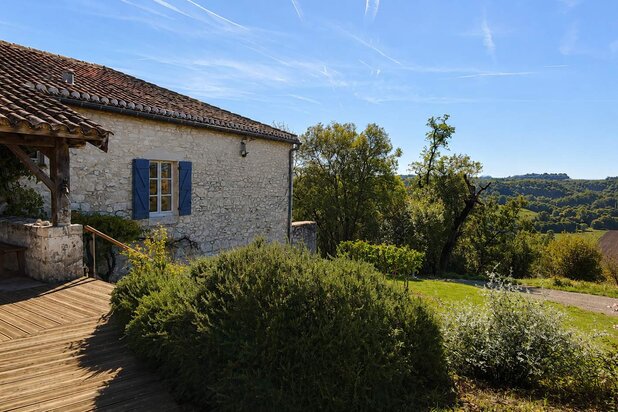 Magnifique maison en pierre rénovée avec vue dominante, pisc