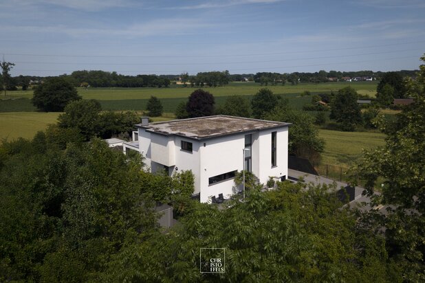 Stijlvolle villa met wellnesscomfort, aparte praktijkruimte in Maasmechelen!
