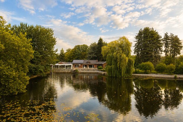 Knappe villa in landelijke omgeving met prachtige vijver
