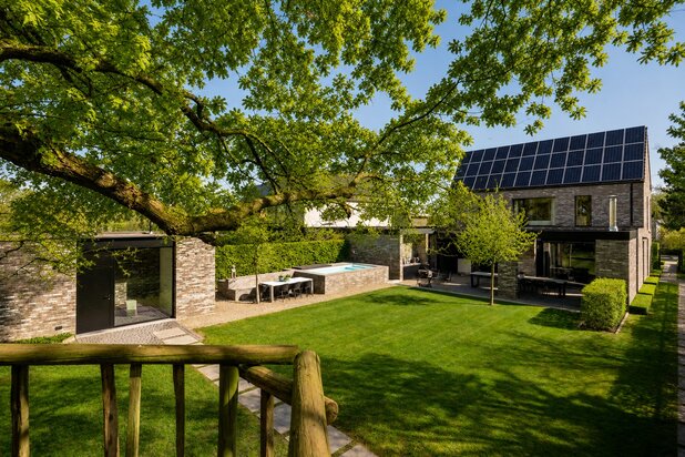 Energiezuinige villa met zwembad, wellness en praktijkruimte op een perceel van 998 m² te Putte