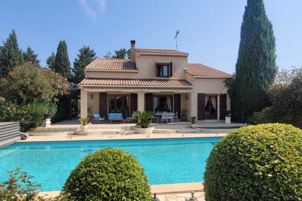 A Lovely Property Comprising Two Dwellings With Living Areas Of 160 M2 And 65 M2, A 28 M2 Studio Flat And 2,552 M2 Of Land With A Swimming Pool.