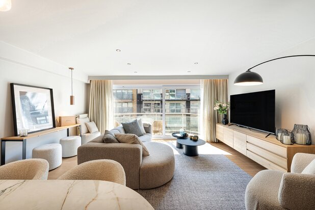 Spacious 2-bedroom apartment with two terraces near the sea.