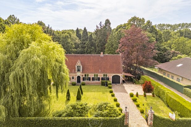 Karaktervolle villa met idyllische tuin en eindeloos potentieel