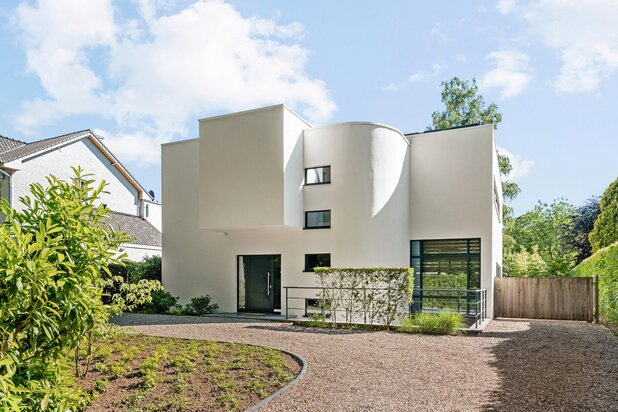 Tijdloze architectuur op uitzonderlijke residentiële locatie te Lanaken.