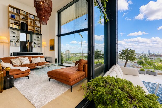 Luxury 3-Bedroom Penthouse – 82 sqm Terrace