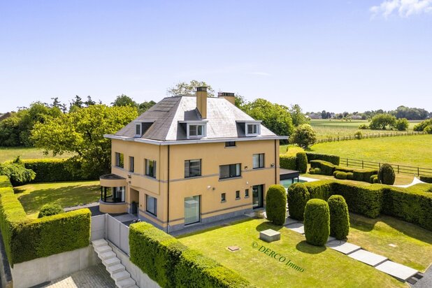 Magnifique ensemble composé d'une VILLA haut de gamme et d'un bâtiment HISTORIQUE indépendant pouvant servir de BUREAU ou de LIEU D'ÉVÉNEMENTS, situé dans la périphérie verdoyante de LEUVEN