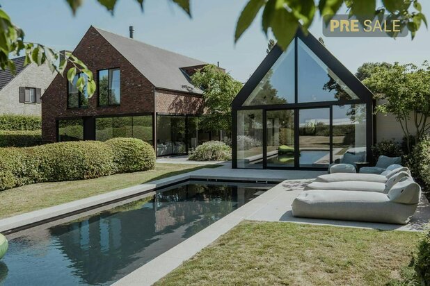 Exclusive villa with pool, pool house on a 1,640 m² plot