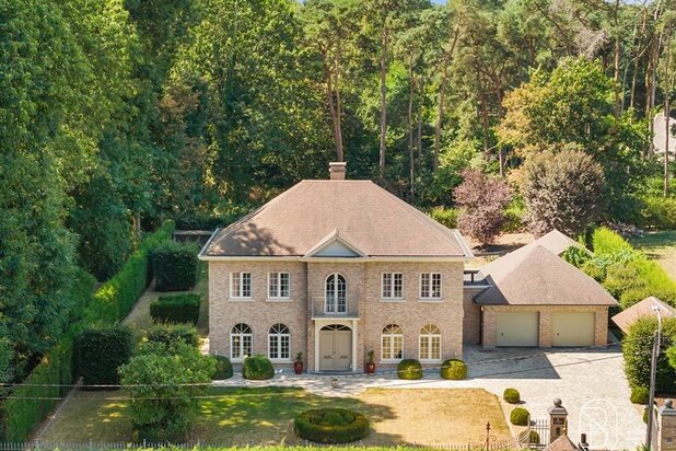 Exclusive villa with an indoor pool on a spacious lot in Waasmunster