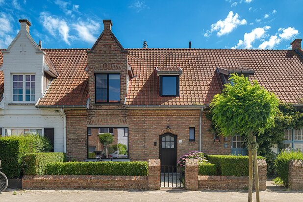 Gerenoveerde woning goed gelegen in het oud Knokke nabij de winkels en de Groentenmarkt.