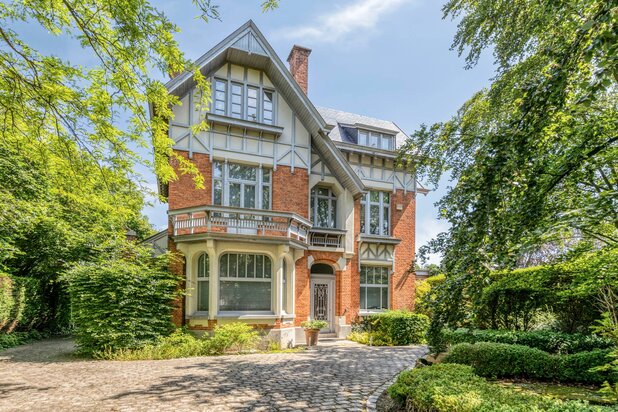 Exclusieve villa met 7 slaapkamers en schitterende tuin op toplocatie