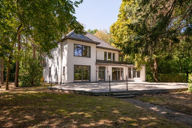 Karaktervolle manoir-villa van 420 m², 5 slaapkamers, dubbele garage, groene omgeving en authentieke elegantie.