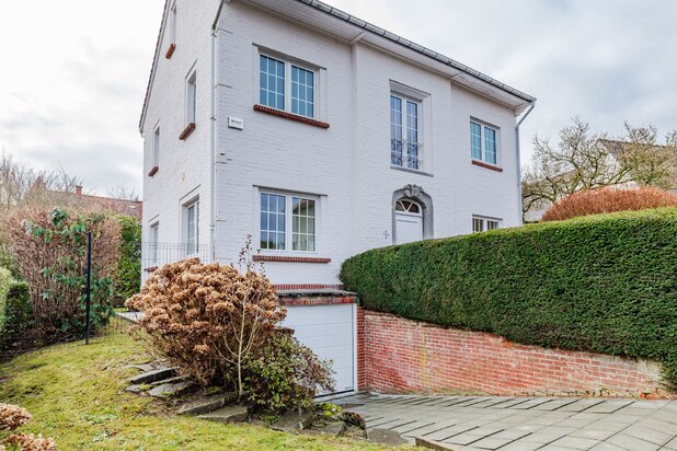 Charming villa set on approximately 5 acres