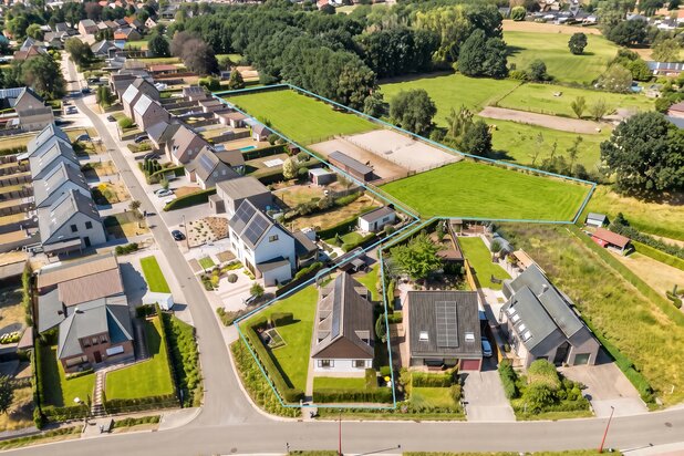 Charmante woning met paardenstallen en piste te Olen