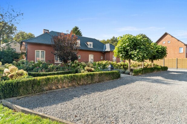 Veelzijdige villa met bijna 20 are groen en aparte woonunit