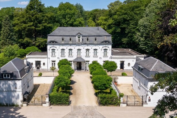 Mons - Karaktervol kasteel met bijgebouwen